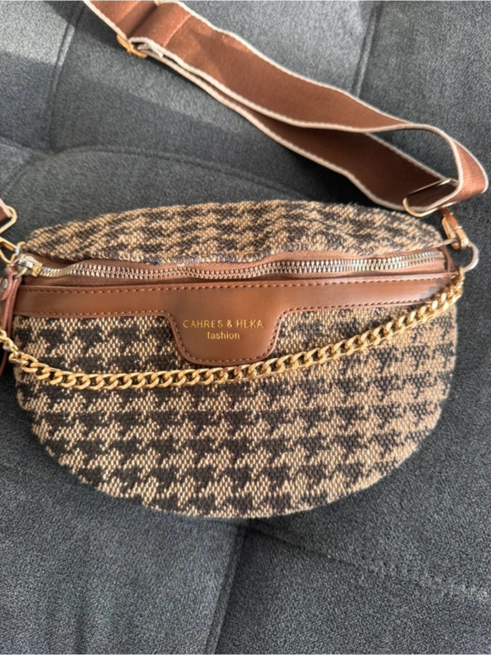 CAHRES & HEKA Brown Houndstooth Crossbody Bag with Gold Chain